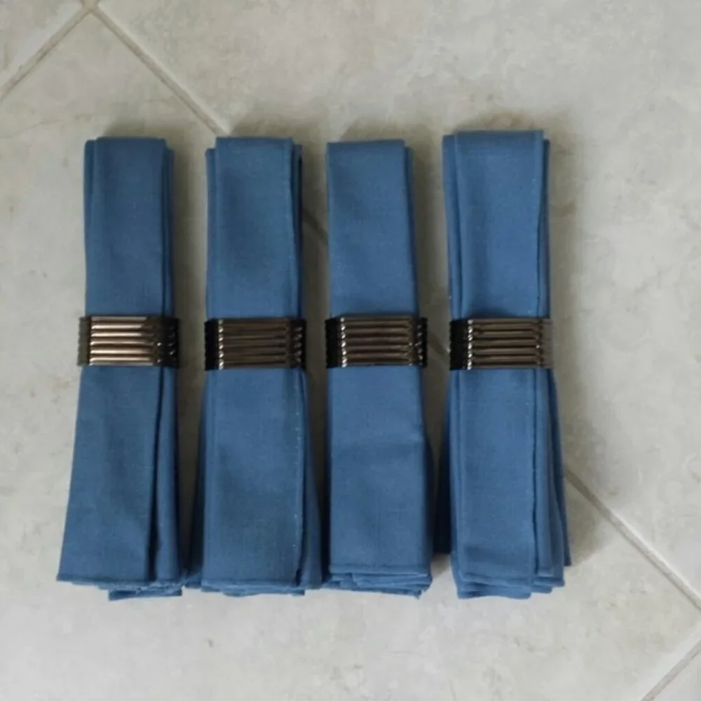 Set of 4 blue napkins and napkin rings